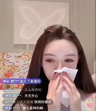 叶珂直播哭了，说要救自己于水火之中，暗示黄晓明不给钱，评论区炸锅了。黄晓明离开