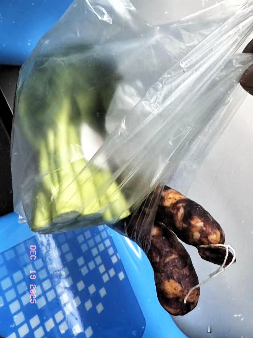 我今天刚发了3000块工资，攥在手里还没热乎呢！你猜怎么着[捂脸哭]我同事在