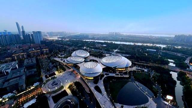 Deepseek预测中国未来10年人口数量2025年：13.9亿（跌破14亿)