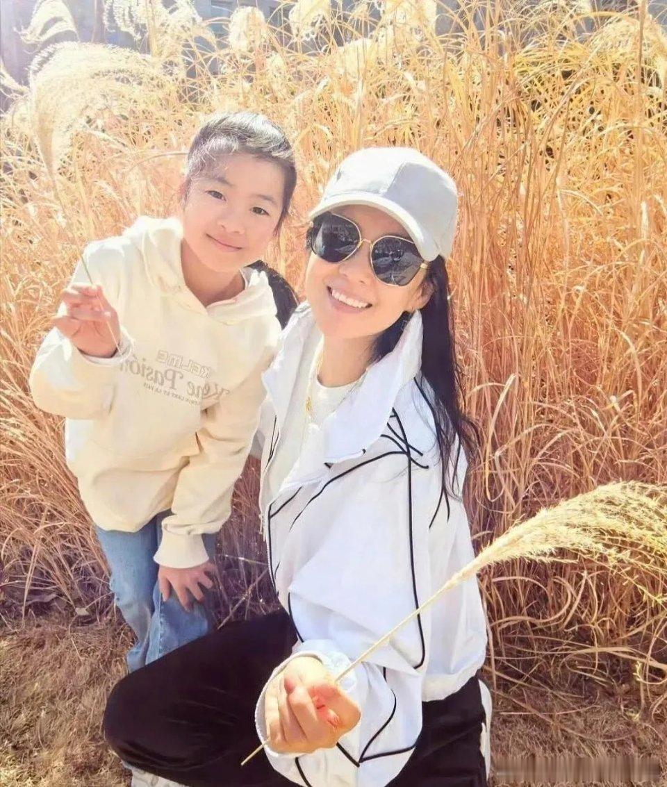 章子怡夺回女儿抚养权,这事真不意外。两人23年离婚时,曾约定儿子归章,女儿醒醒