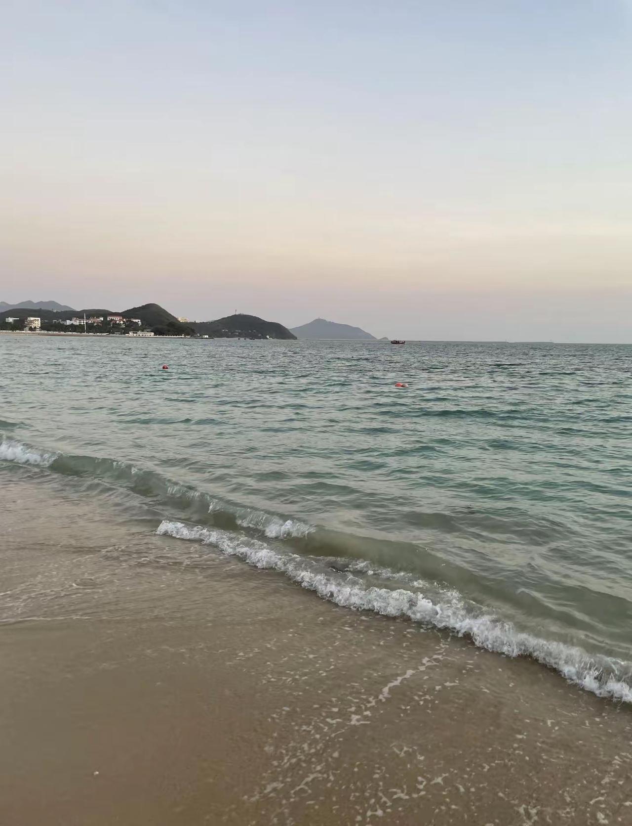 热带度假胜地，泳池旁享受宁静时光