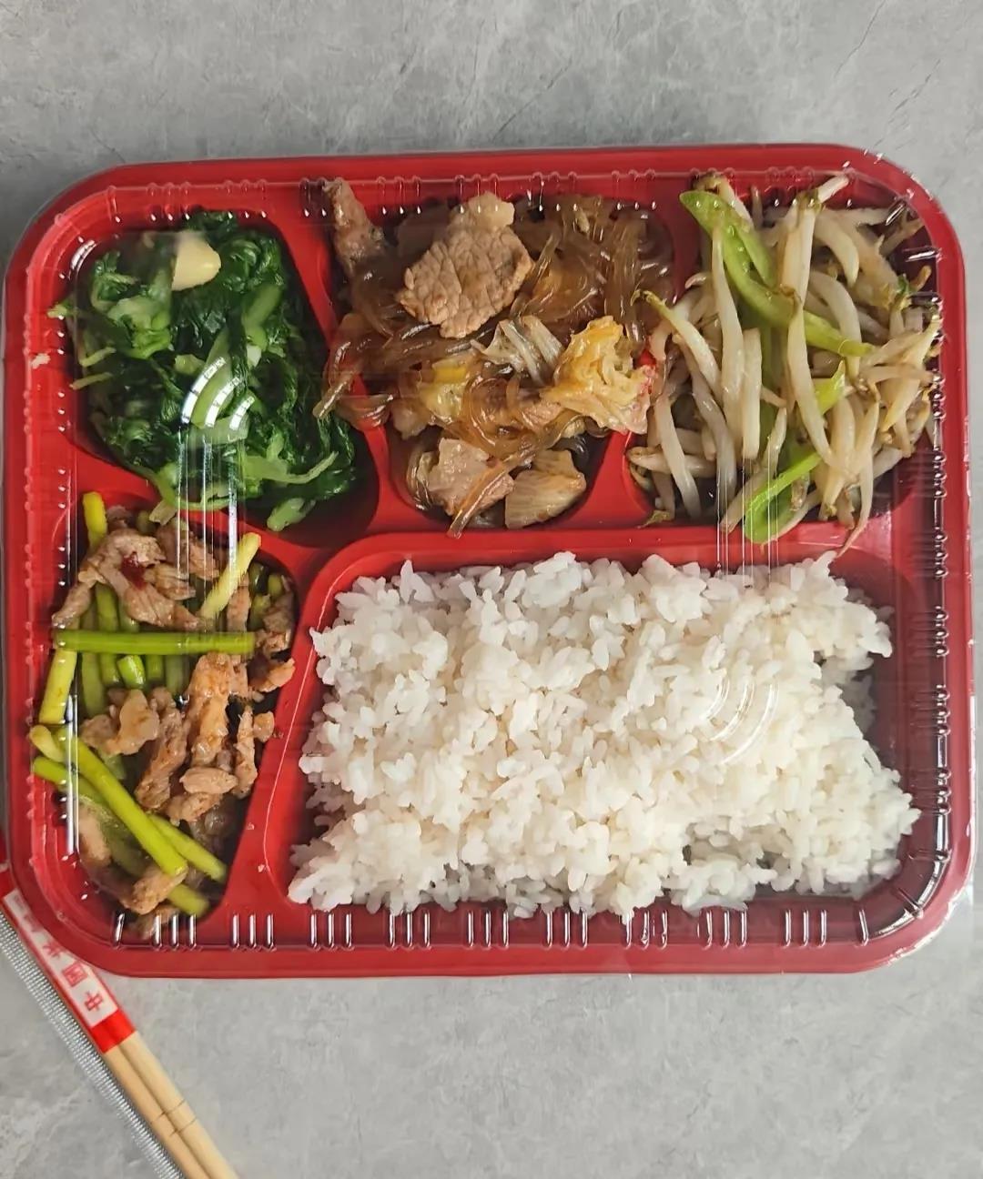 气死我了昨天出摊到晌午，一个大哥拿了份盒饭扒拉两口就撂下了，嘴里嘟囔“1