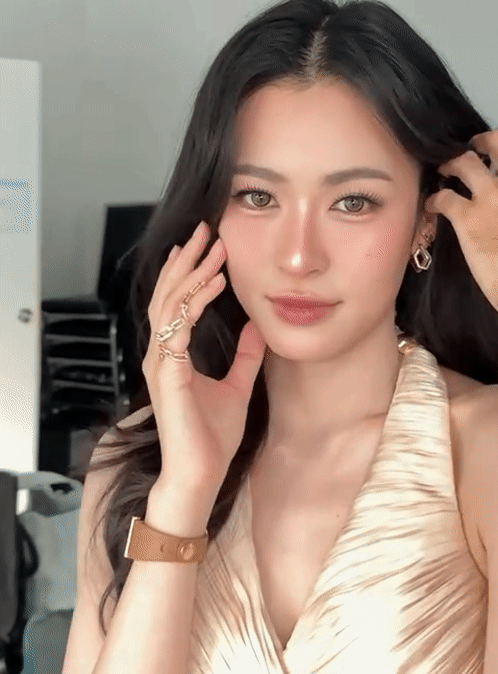 知道自己很美但不知道手指怎么摆于是跳了一套手势舞，知道自己很美于是扬起脑袋但更像