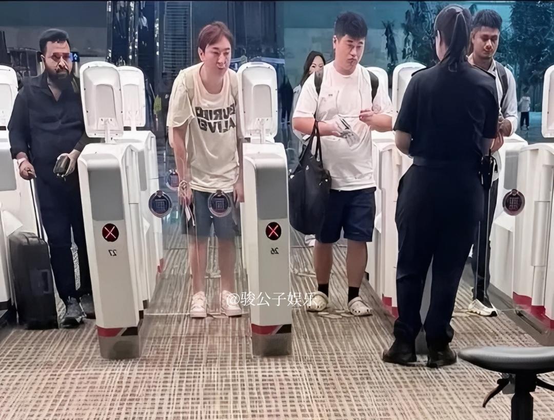 9月26日，有网友在新加坡机场偶遇王思聪。他依旧是一身休闲打扮，短袖配短裤，脚踩