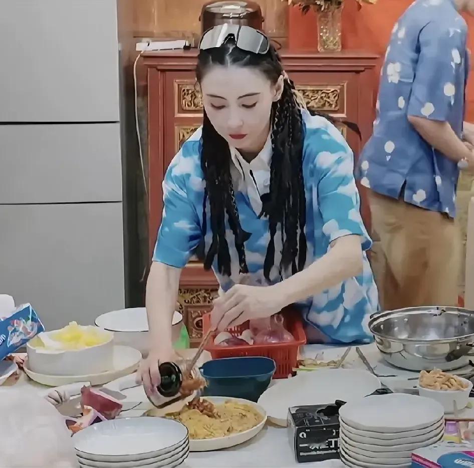 我老公看了一路繁花，说，张柏芝这种女人谁娶了都是福气，不仅会做饭，家里也收拾得整