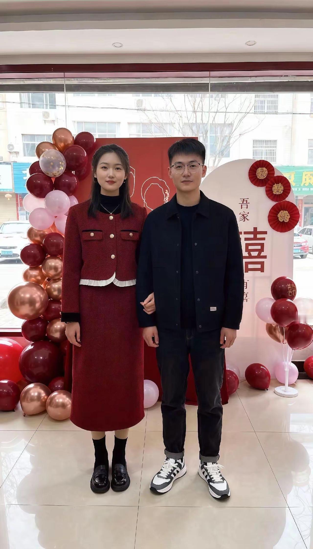 越是彼此都优秀的，越从简，研究生姐妹订婚了，两人都在高校工作，就领了个证，婚纱照