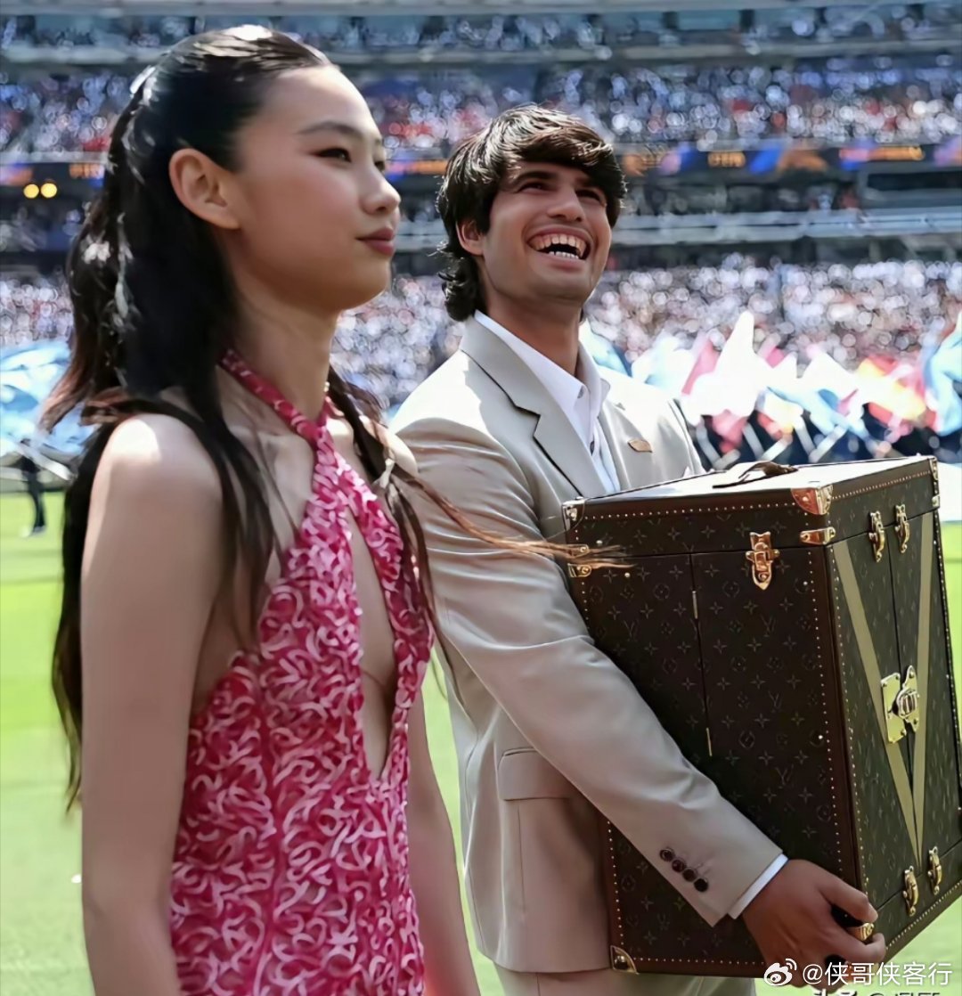 来时LV，走时塑料袋……世界杯决赛仪式上，大力神杯登场时排场十足，安置在LV专门