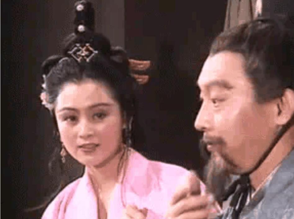 谋士郭嘉这个人非常好色，曹操女儿曹节看不下去，一时忍不住当面讥讽他，每次出来带的