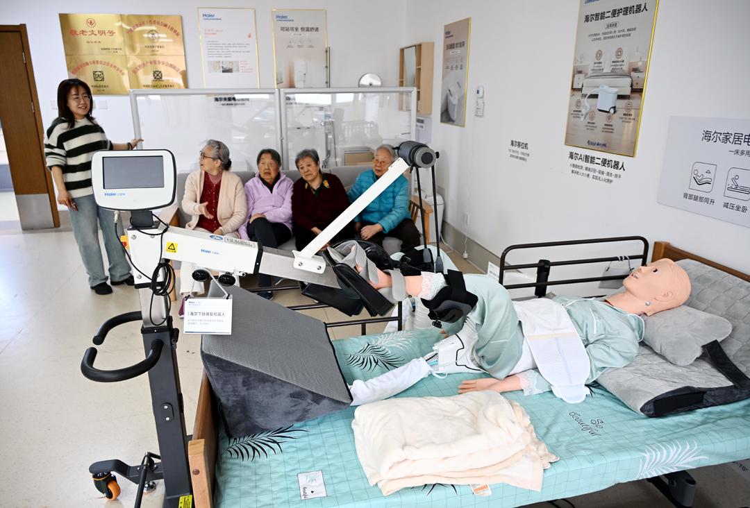 上万次重复只为一次温柔递水! 探访青岛康养机器人进化之路