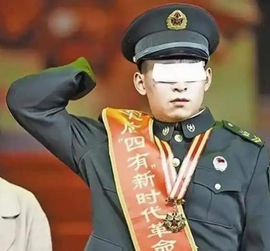 网上有人给杜富国算了笔账：月津贴3万2，分房180平，水电燃气全免。说实话，看到