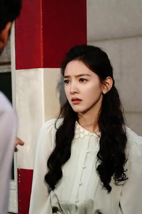 以前很不喜欢章若楠，是因为在《凡人歌》里，她饰演的李晓悦很不讨喜。李晓悦虽然