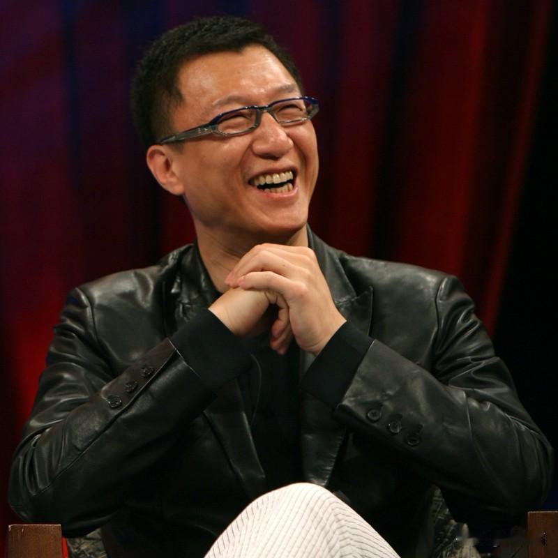 谍战剧迷有福啦，好多经典值得一看。首推《潜伏》，它堪称谍战剧巅峰。孙红雷演的余则