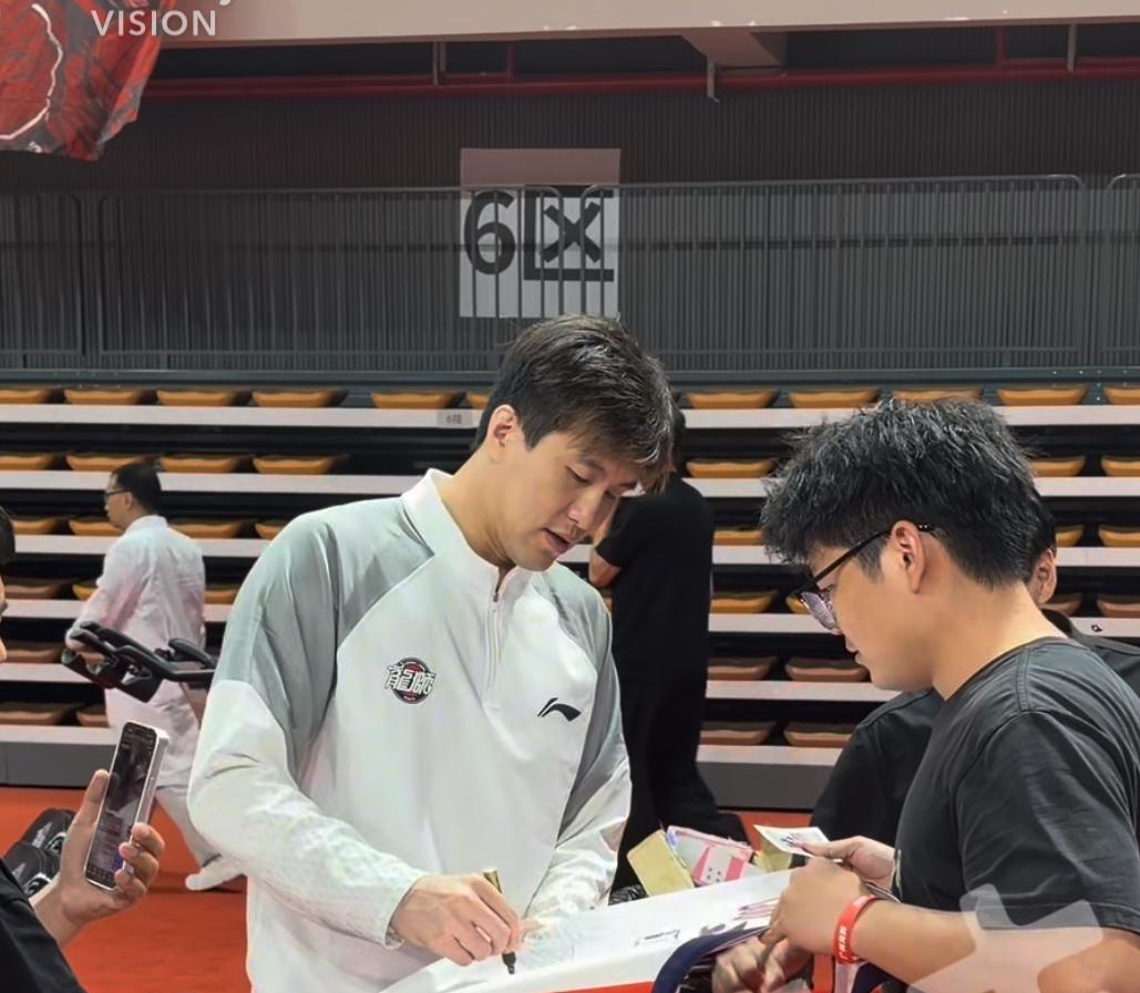 郭艾伦受伤后首次现身赛场受到热烈欢迎，赛后与叔叔郭士强并肩同行和亲切交谈。4