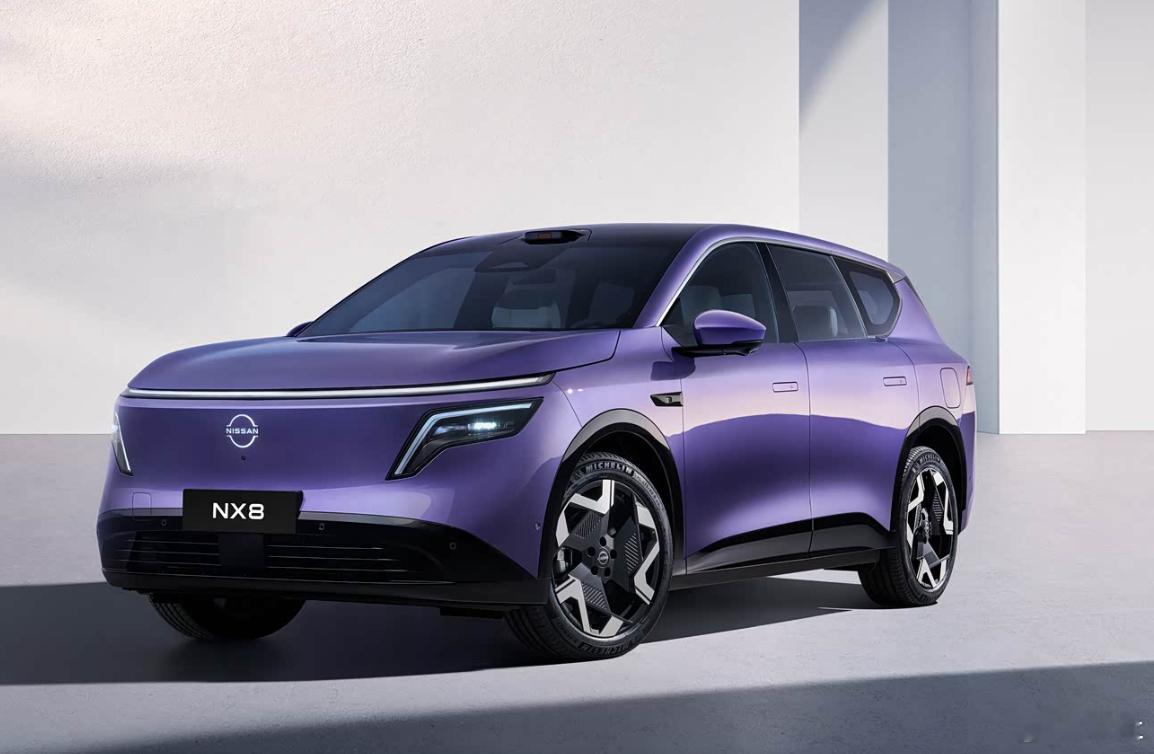 日产NX8今天正式量产下线了，这是一台纯电/增程双动力的中大型SUV，光看内饰应