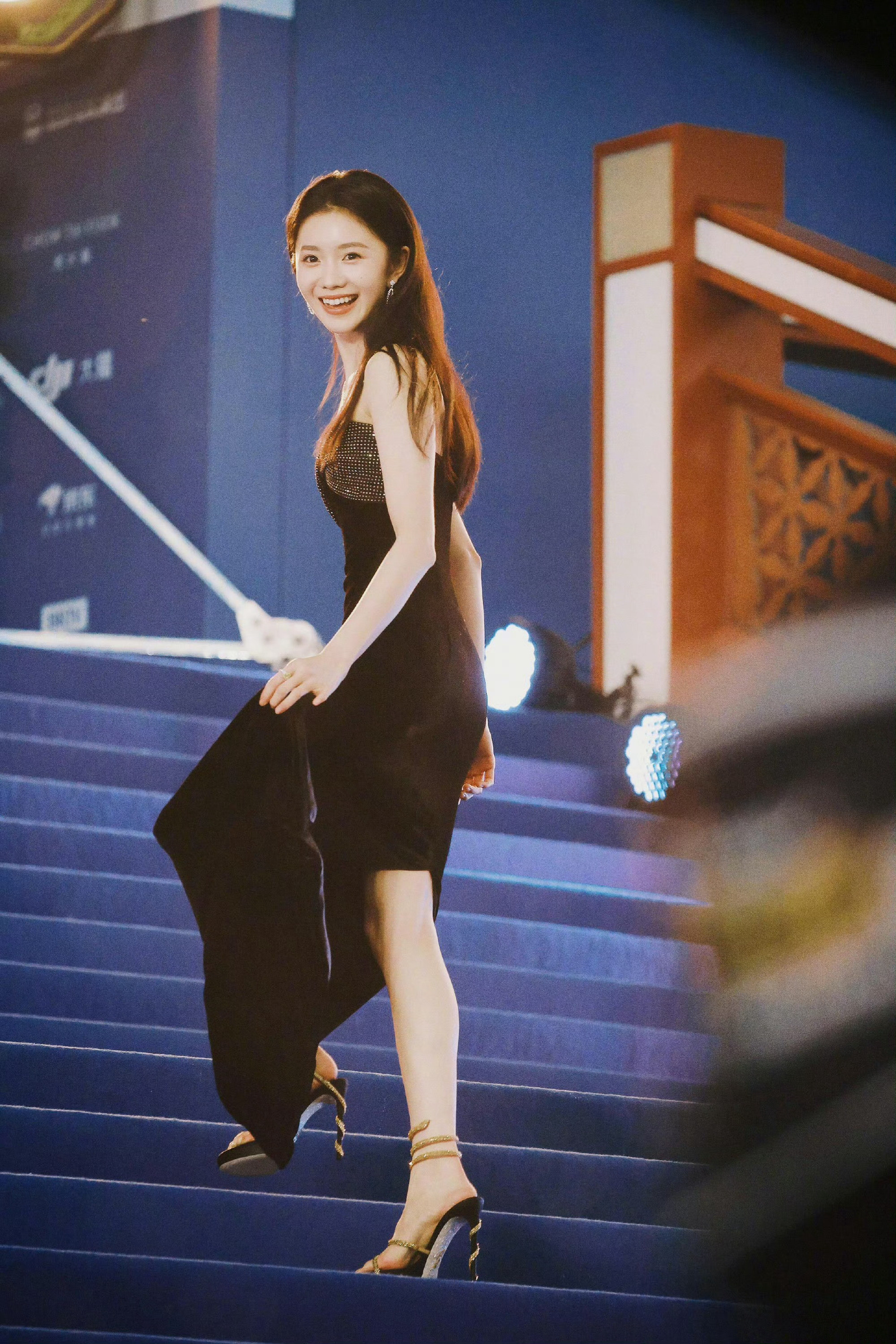 刘浩存走完红毯拧裙子上的水刘浩存好绝，每次出场都是惊喜