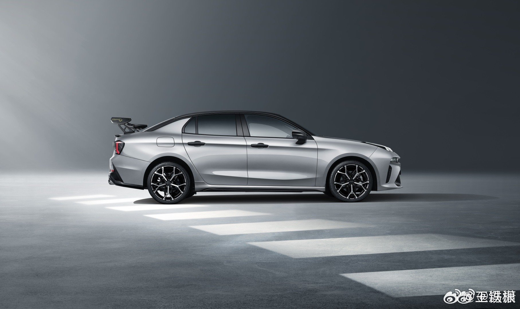 漂亮性能小轿车，2.0T功率很大，272马力，这个数字我其实比较熟悉，和我的FJ