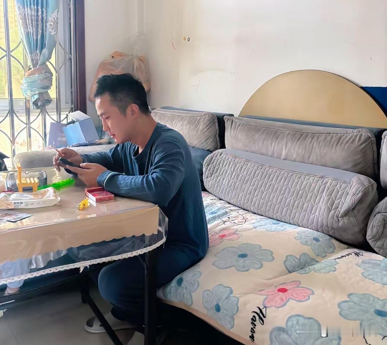 儿子今年32岁了，刚结婚成家，结果失业了。看他捧着手机，招聘软件翻了一遍又一遍