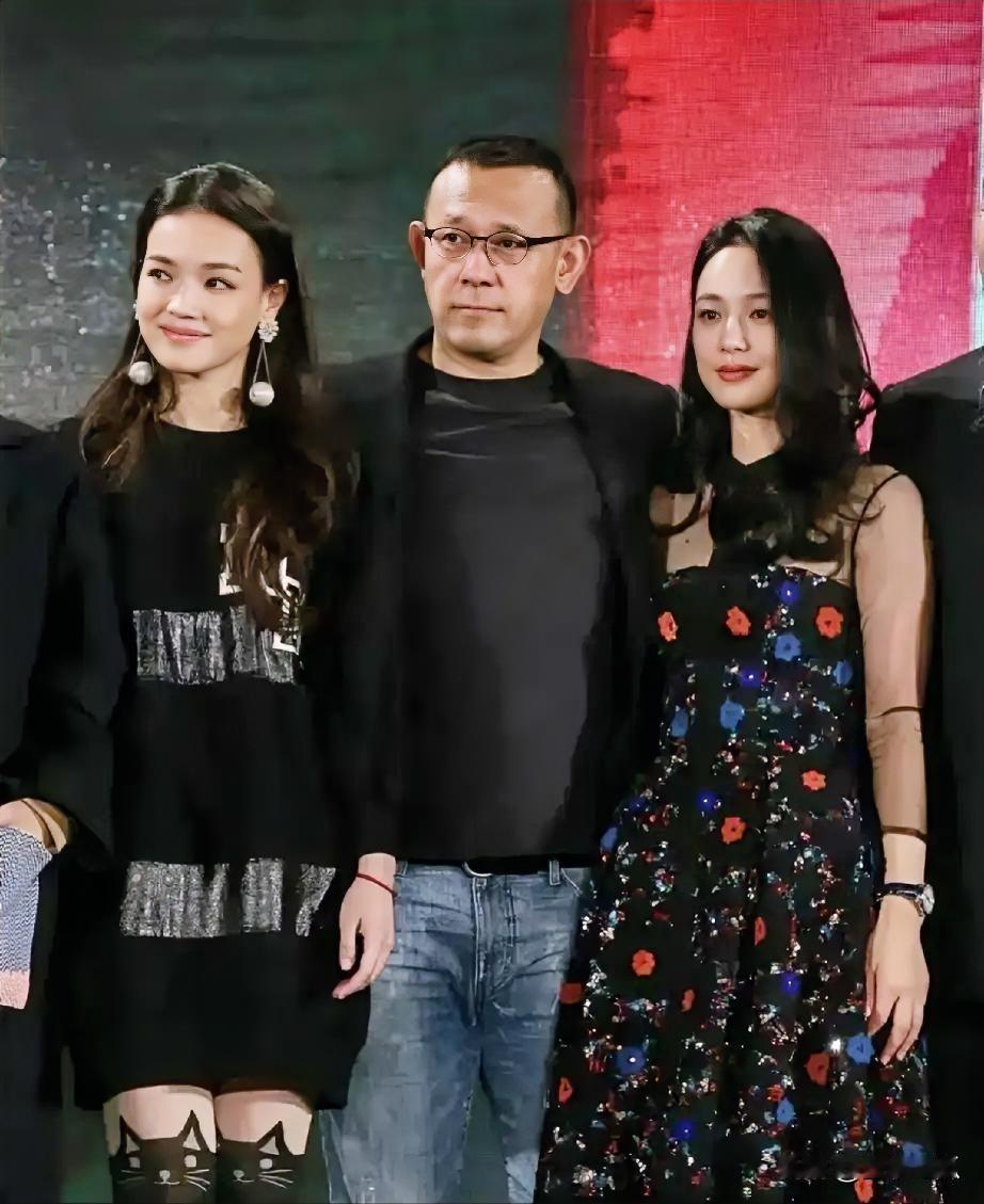 姜文爱过的女人皆容貌出众，且自带一股霸气。刘晓庆曾与姜文爱得轰轰烈烈。刘晓庆敢爱