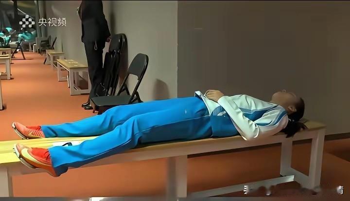 16岁短跑天才陈妤颉：赛场睡觉夺冠，还催着大厨备早茶16岁的陈妤颉把短跑赛