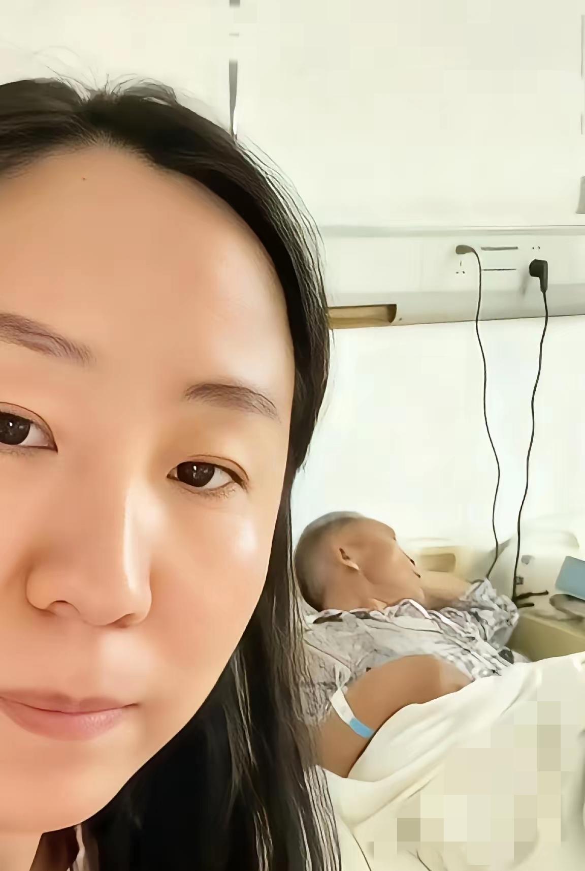女儿守在父亲病床前，却发现父亲总往邻床瞟，顺着目光一看，她瞬间红了眼。