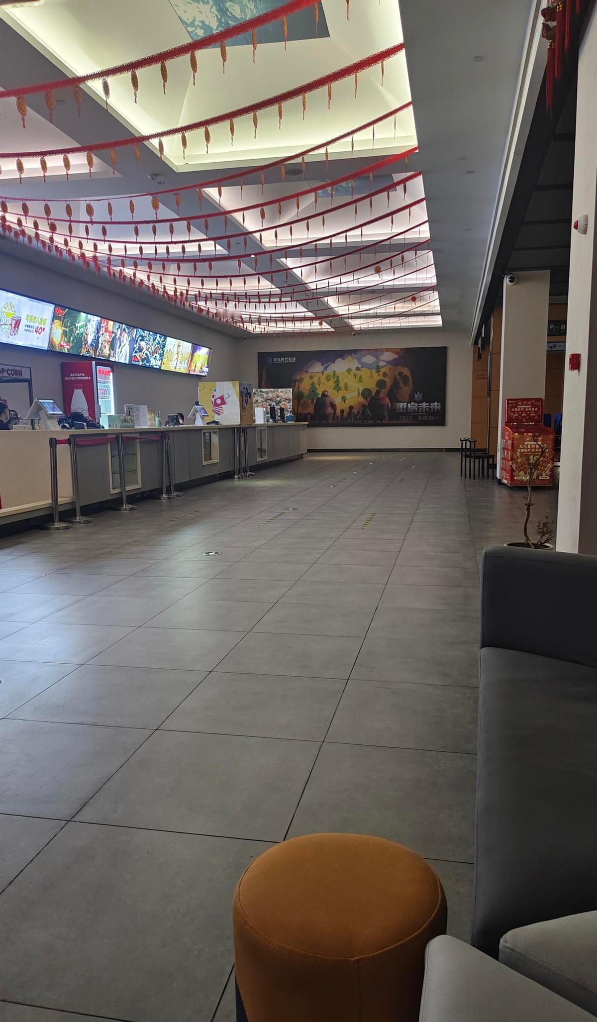 三四线影院，空座比人多。九块九的票，没人买账。不是钱少，是没人愿意花两小时，