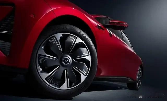 当国潮科技遇上竞技热血，当智能驾驶碰撞生活热爱，红旗天工05以“好物悦人生”为初