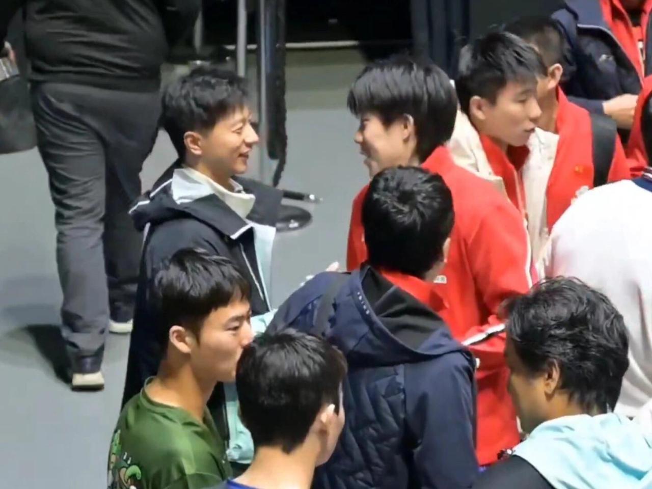 龙队和国乒小将们，这一幕龙队的权威还在上升！赛后他们围绕在一起，小孩子们赢了，