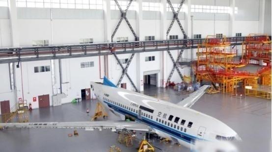南航退役的波音737-700曾在贵阳机场拆解，本以为是拆废铁，谁知一刀剖开，里面