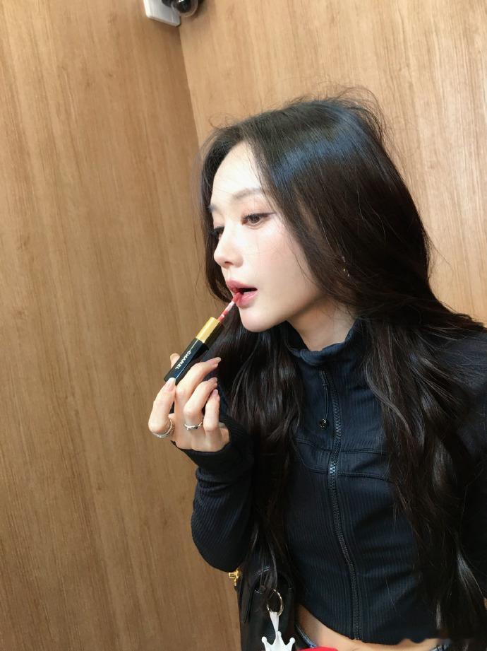 李一桐美人嗔怒李一桐没有不出片的义务走在街边随手记录，姐姐娇俏的神态，美得自然又亮眼。​​​
