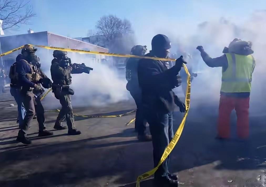 以前公知总吹美国不禁枪是让民众持枪抗暴政，这话现在看就是个笑话。公知当年吹的