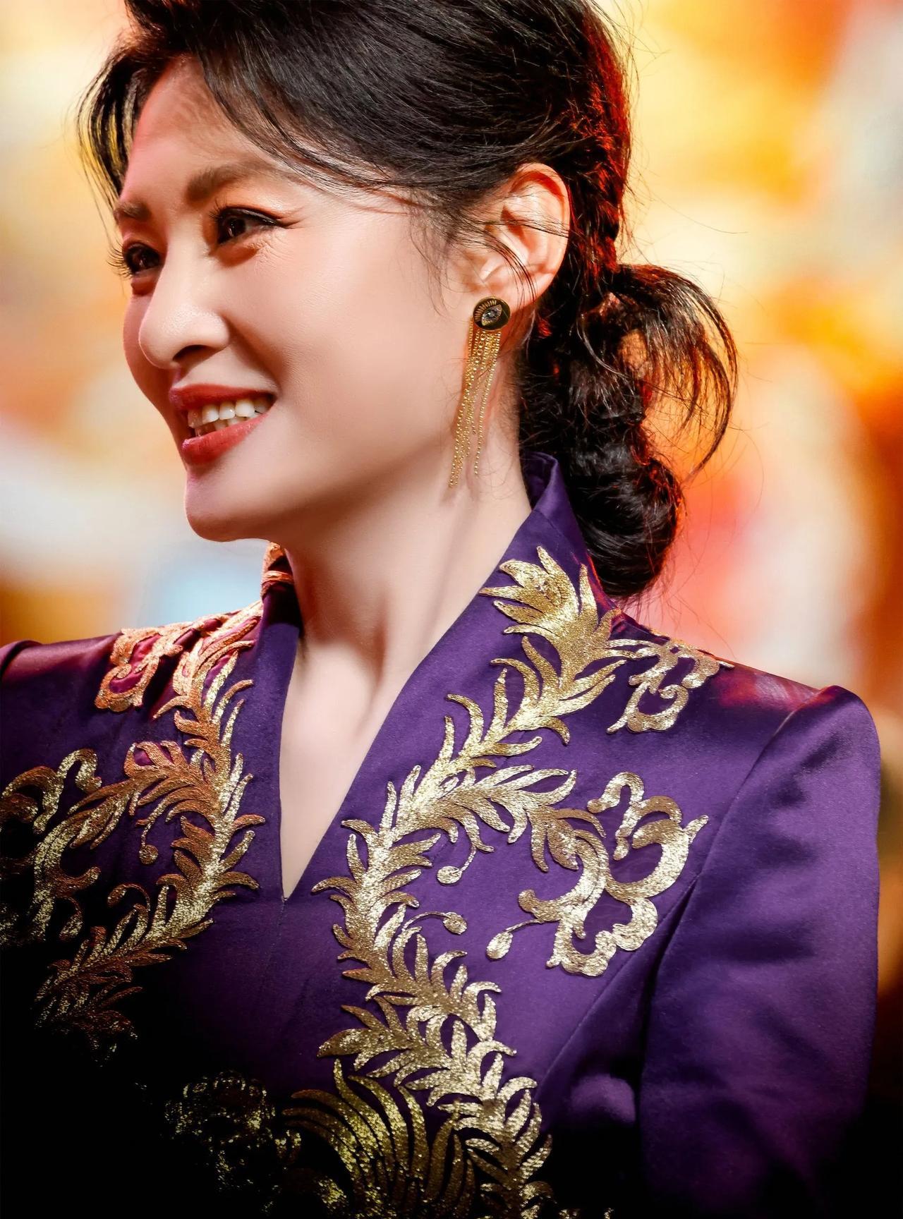 这是我见过最具贵气感的女人，过50岁仪态端庄、雍雍华贵，身材，气质，皮肤，体态俱