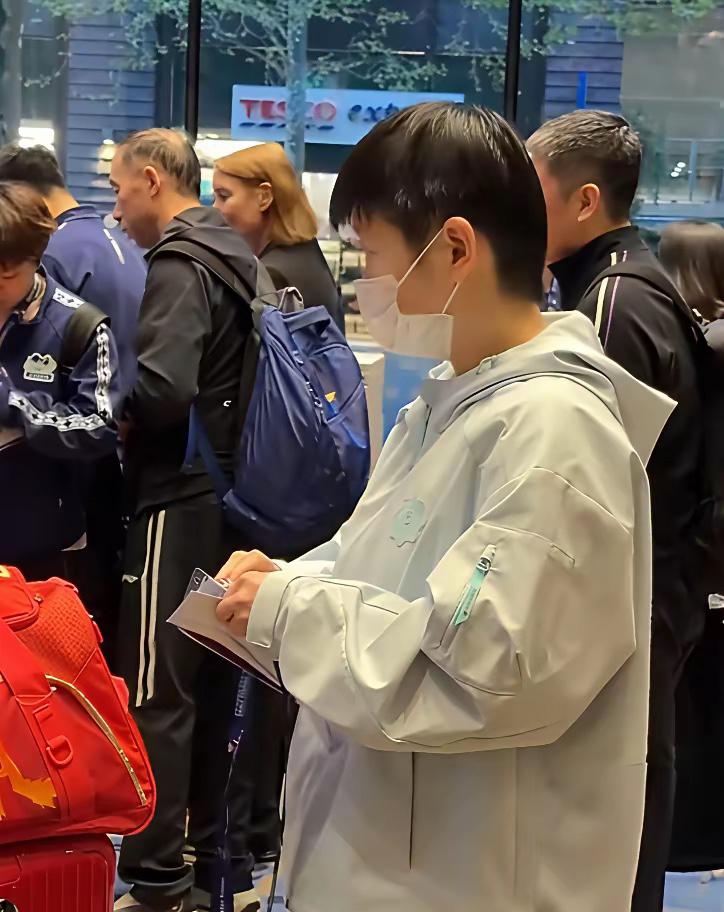 这波操作王励勤是想明白了。一年前刚接手乒协主席的王励勤不突出个人这句话让莎莎