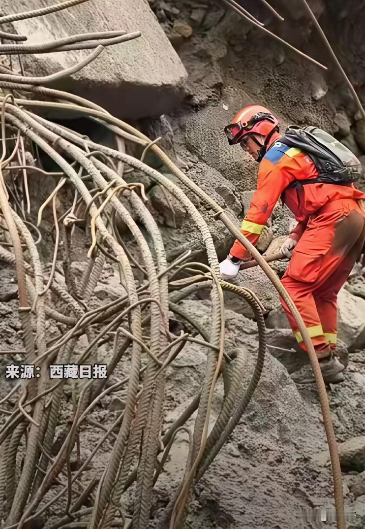 感觉这次的泥石流造成的是粉碎性破坏，钢筋混凝土建筑只剩钢筋了，可见当时的冲击力有