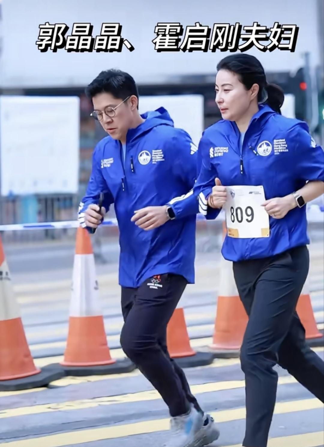 英气飒爽的郭晶晶和霍启刚夫妇！2026年1月18日，他们夫妇一同现身渣打香港马拉