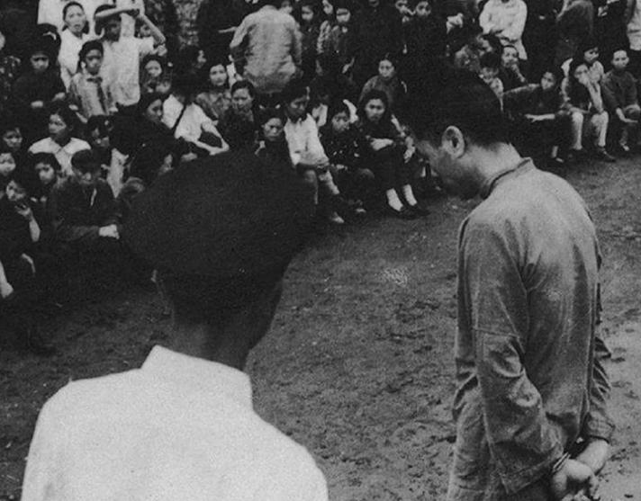 1949年11月27日，一个男人举起左轮手枪，面无表情地连杀5人。其中一位，就是