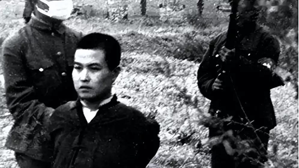 和末代皇后婉容私通的侍卫祁继忠，结局挺惨。1924年，18岁的溥仪被赶出皇宫，十