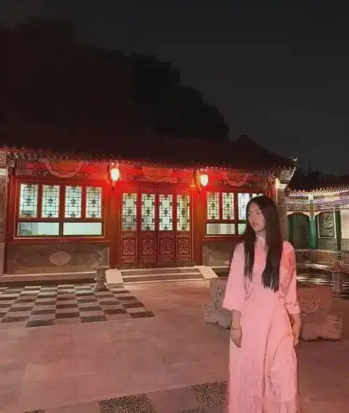 李湘母女回北京后又开启了晒图模式，这次的主角是家里的四合院，不过晚上拍的照片，风