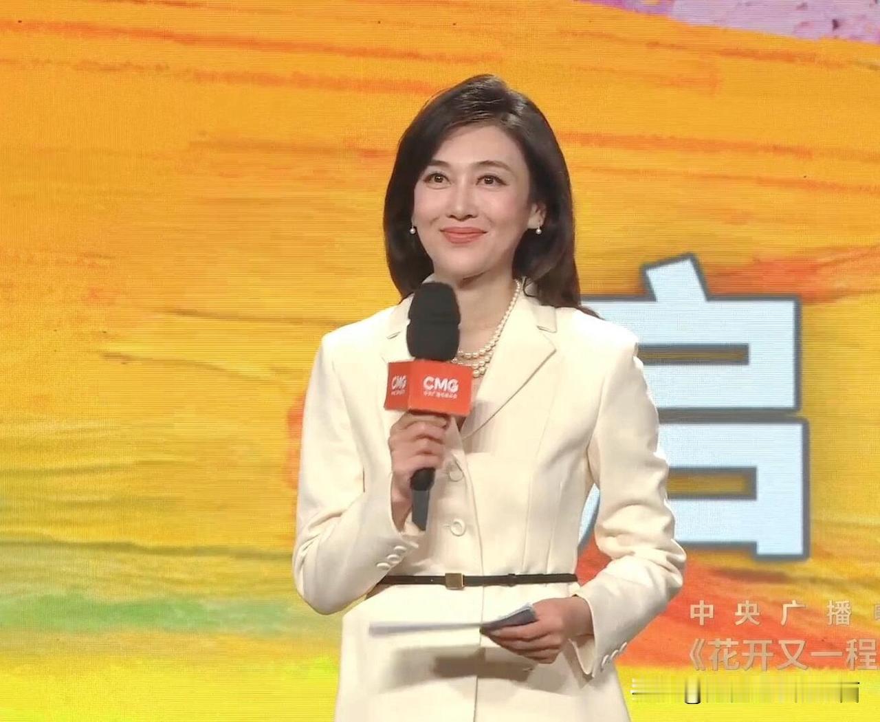 她是标准的东方女性，长着一副国泰民安的脸，这样的颜值比周涛好看多了。她是主持界里