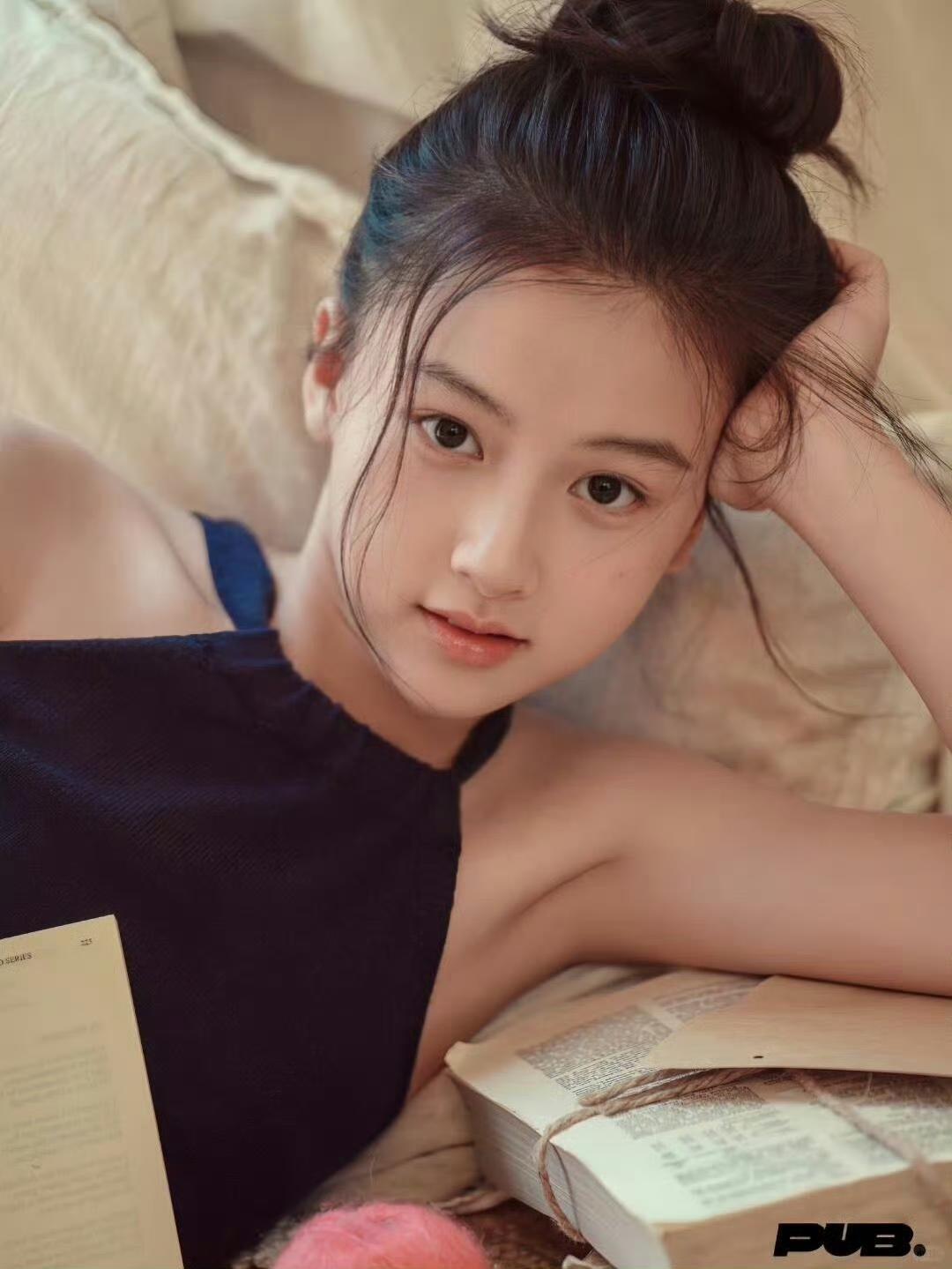 七七的最新杂志大片正式亮相，镜头之下的她格外出彩。整套写真妆造简约素雅，褪去