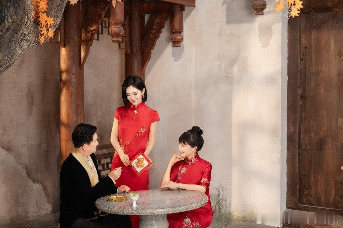 谢娜带爸妈拍全家福谢娜带父母拍全家福谢娜陪父母拍全家福，妈妈拍摄时激动得抹眼泪，