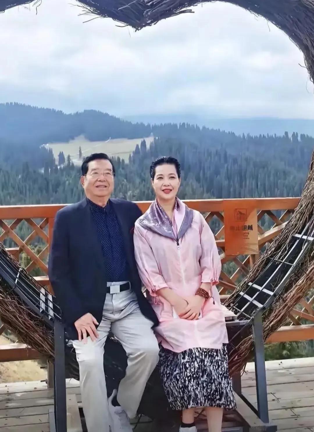 李双江看不出来87岁啊，咋看着也就70岁左右。妻子梦鸽59岁，是不是吸年轻的阳气