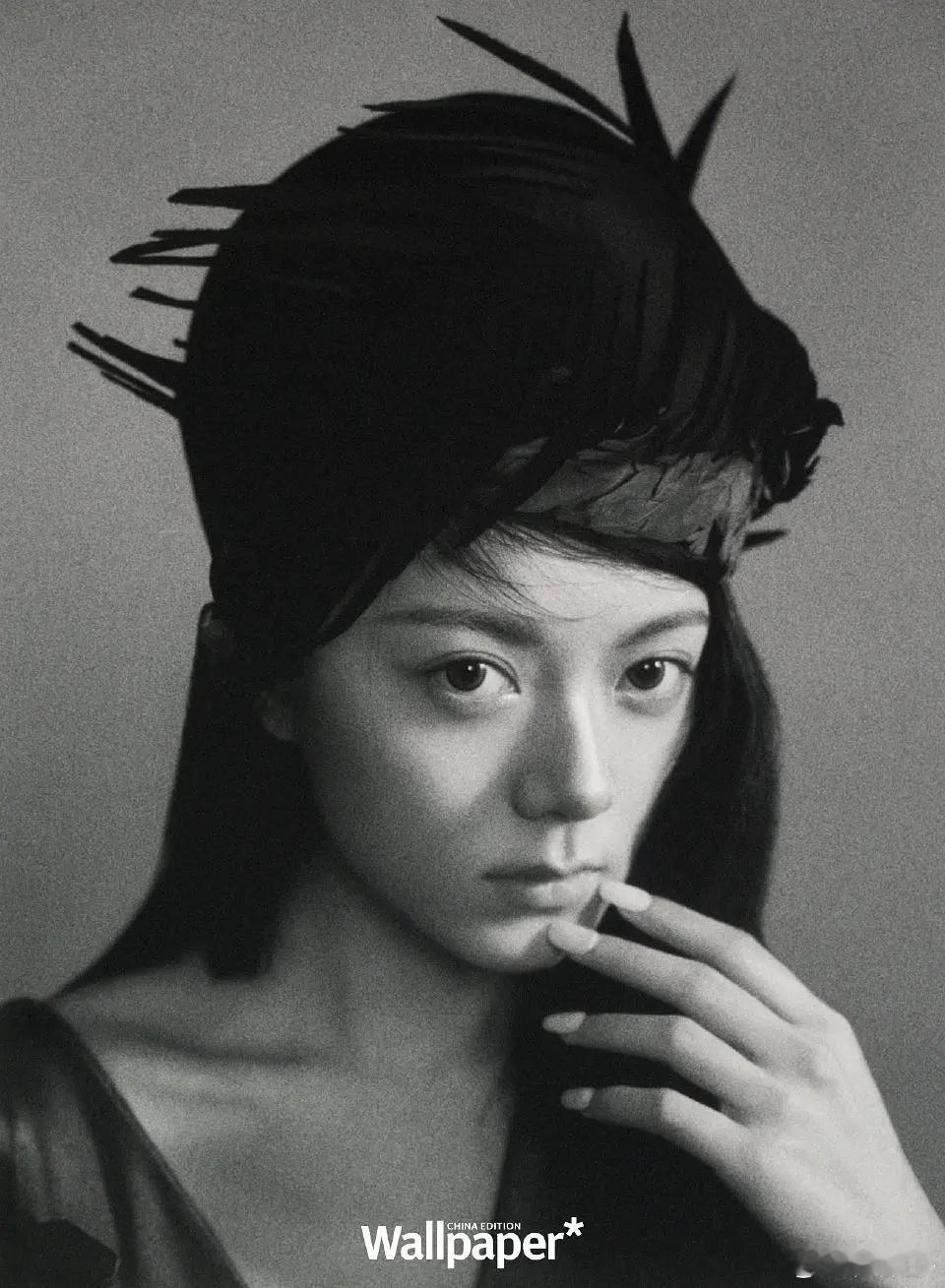 赵今麦Wallpaper四月刊，MiuMiu推封，内页拍的很美啊，很有故事感