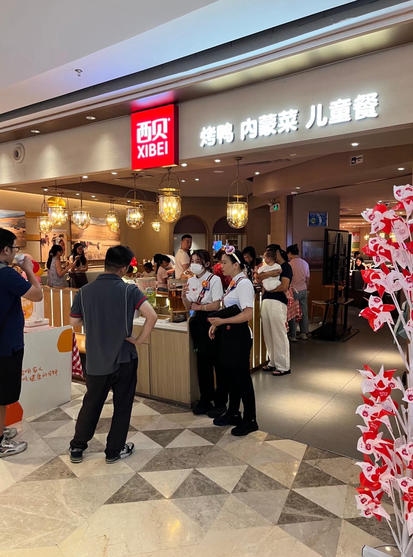 之前路过西贝门店的时候人还是满满的还有排队的。之前去吃每个菜品都不便宜这阵子开始