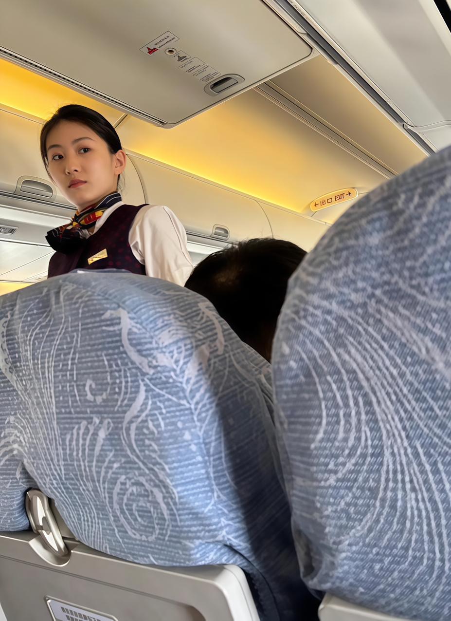 飞机上的空姐，微笑服务，安全第一。