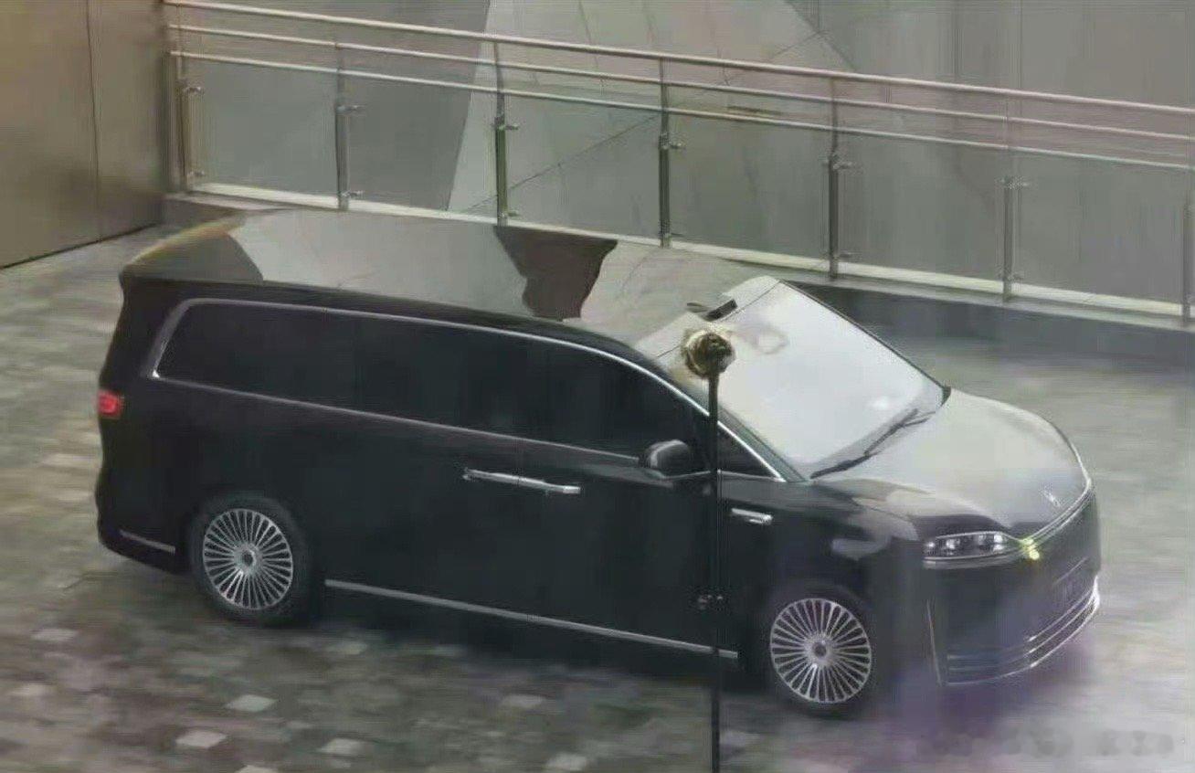 智界V9实车曝光鸿蒙智行首款MPV瞄准高端市场鸿蒙智行MPV车型智界V9实车照