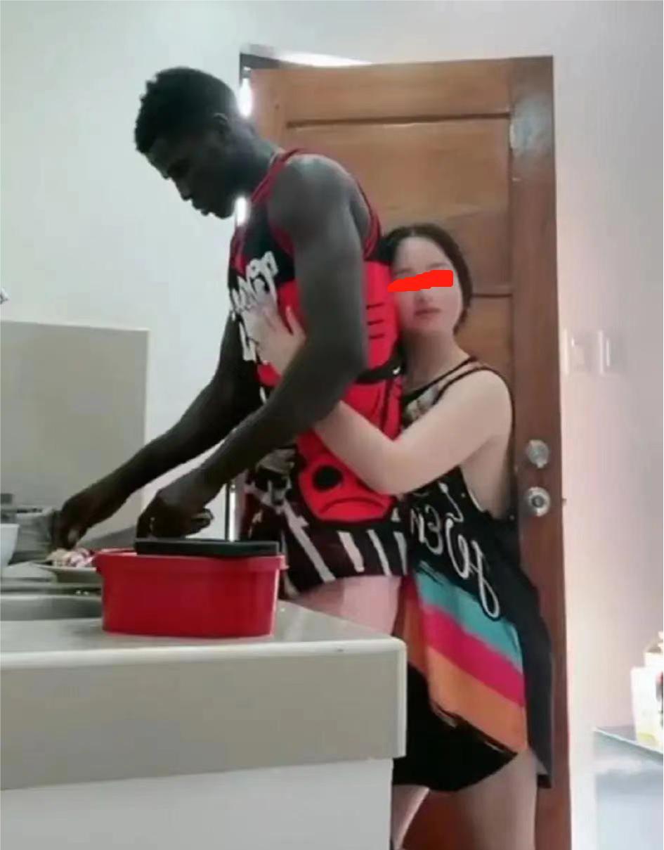 “外国滤镜”一碎，比失恋更疼的是钱包。22岁姑娘连换两任黑人男友，4个月里劈腿、