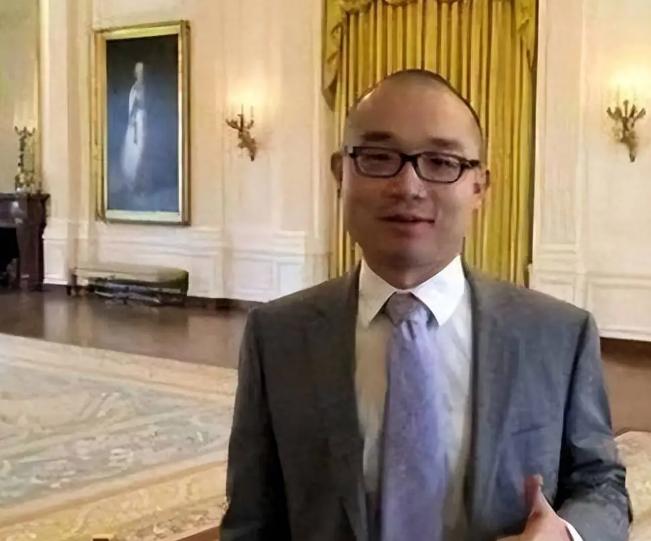 2016年，一个中国公派留美博士在网上发了段话，说自己“摆脱专制国家是一种荣幸”