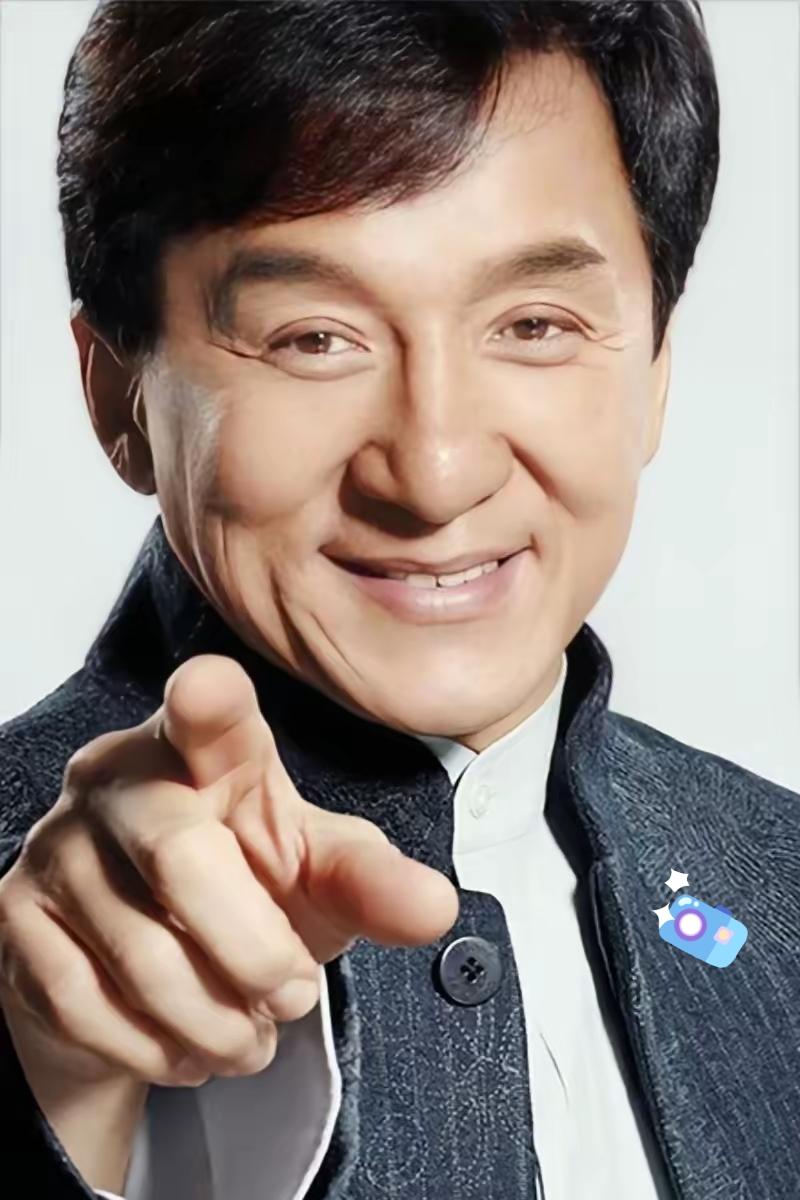 成龙和吴卓林的关系终于缓和了！71岁的成龙，最近给女儿汇了创业资金，被问到