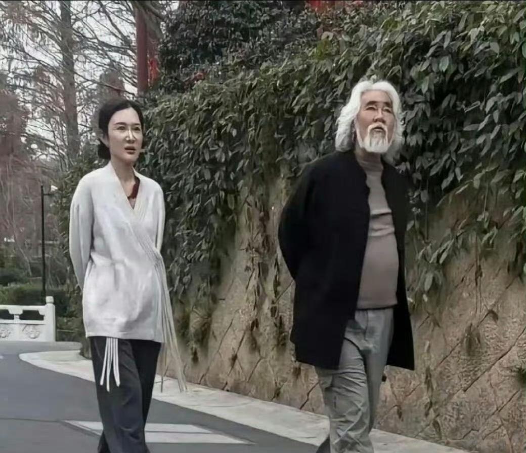 张纪中和他老婆差了整整31岁！不过现在俩人一起露面，状态越来越搭，年龄差感觉都没