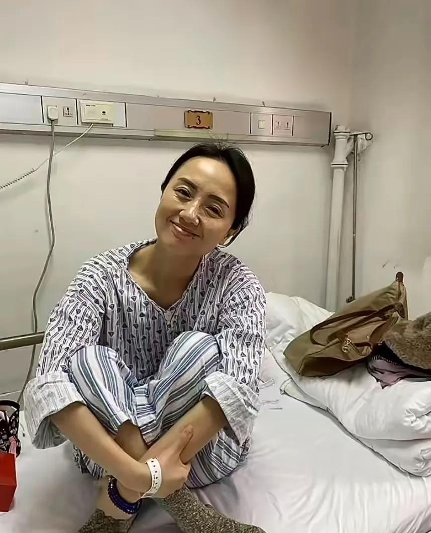 朱媛媛主治医生爆病床照！最后的时间里，虽然脸上有了很多的斑，但是依然笑得如此灿